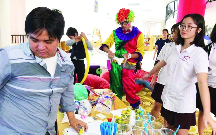 Hội quán nghệ thuật làm từ thiện dù nắng gắt hay mưa giông