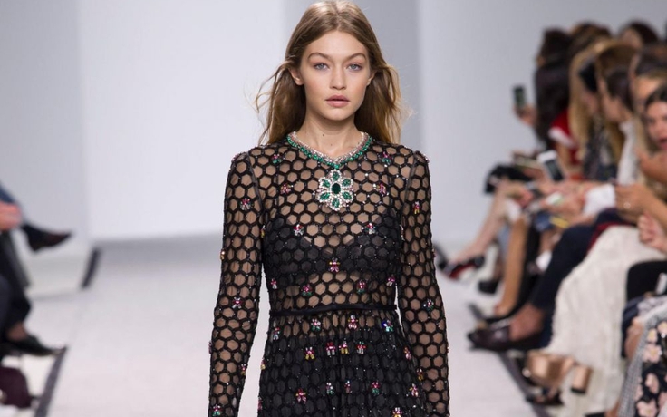 Vẻ đẹp hoàng gia Pháp trở lại trong BST Giambattista Valli