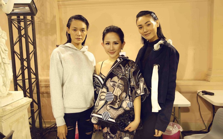 Trâm Nguyễn hội ngộ chân dài Việt ở Paris