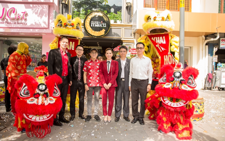 Vợ chồng Bình Minh đến mừng khai trương quán trà sữa Maku