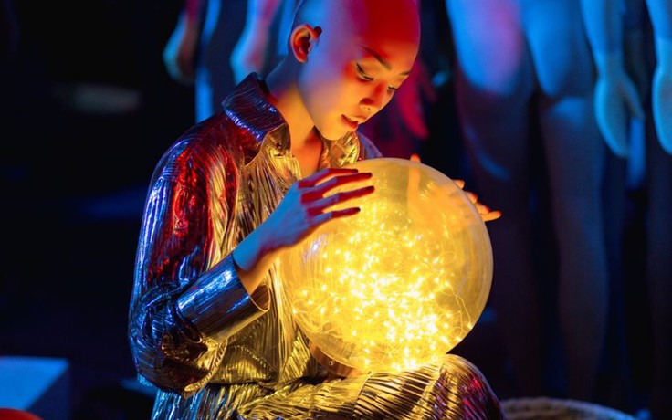 Tóc Tiên lại nổi loan với kiểu tóc lạ trong MV mới