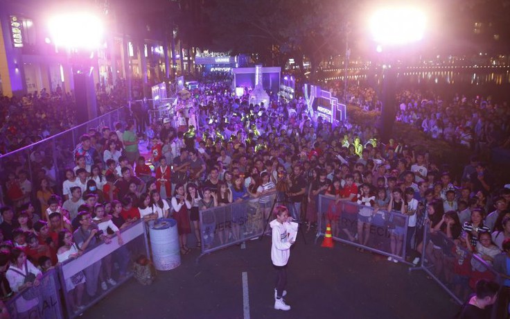 Giới trẻ Sài Gòn thưởng không khí Giáng Sinh khác biệt