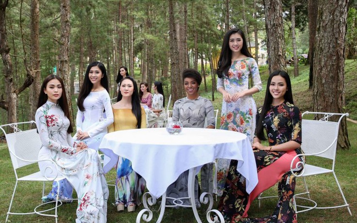 Thí sinh HHHV VN 2017 khoe nét duyên dáng trong tà áo dài