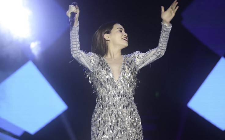 Kim Lý hộ tống Hồ Ngọc Hà biểu diễn Mùa hè không độ tại Cần Thơ