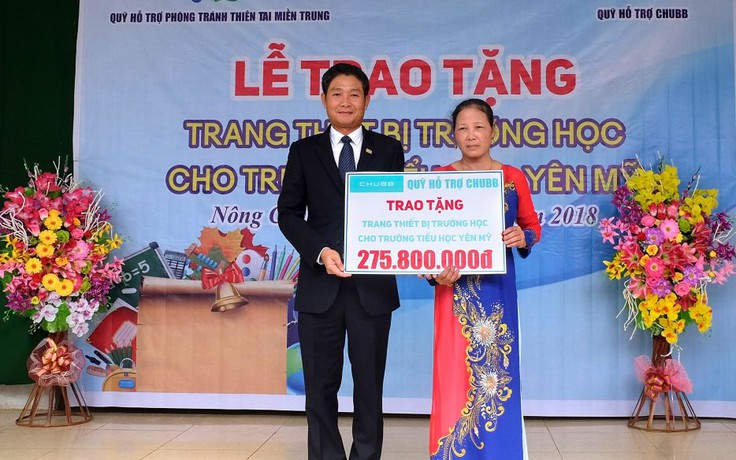 Trao tặng thiết bị dạy và học