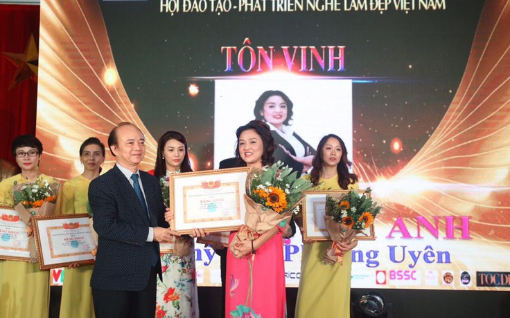 Nhà giáo Phạm Hải Anh vinh dự nhận bằng khen Nhà giáo Tiêu biểu