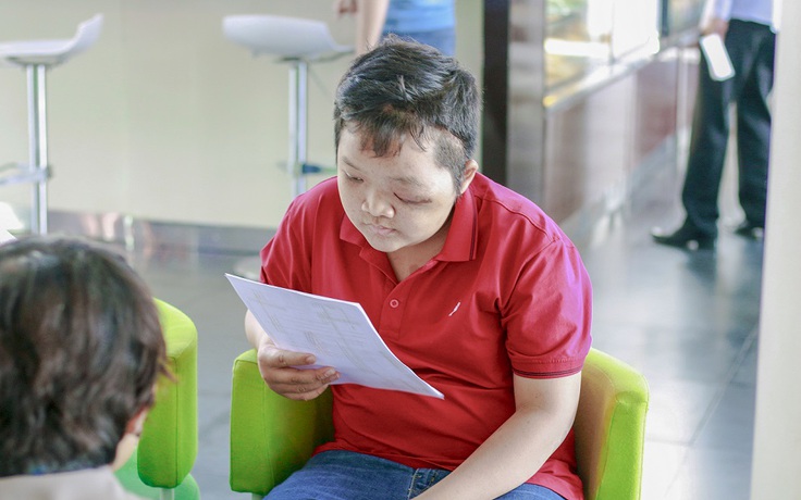 Bác sĩ McKinnon điều trị cho trẻ bị u sợi thần kinh