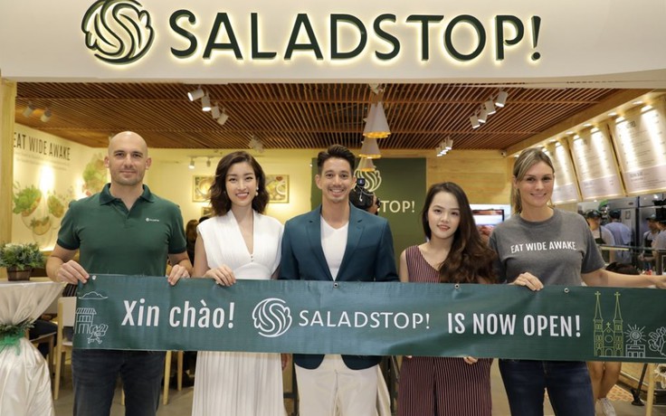 Hoa hậu Việt Nam Đỗ Mỹ Linh cùng làm salad với chuyên gia