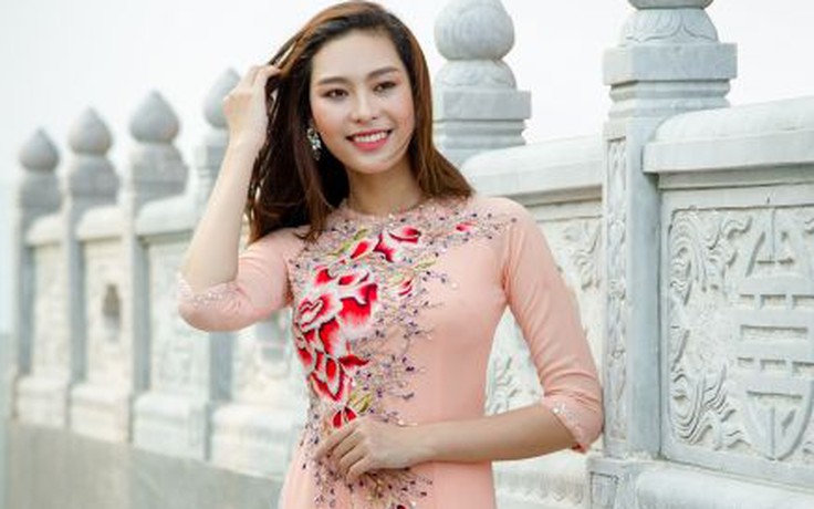 Siêu Mẫu Mỹ Huyền khoe dáng trong bst áo dài.