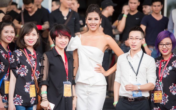 Hoa hậu biển Nguyễn Loan gây sốc với hình xăm sau lưng