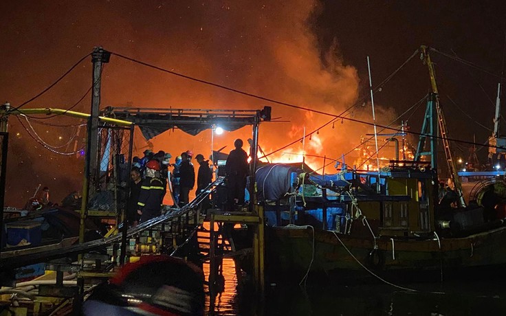 Cận cảnh 3 tàu cá bốc cháy dữ dội trên biển Đà Nẵng