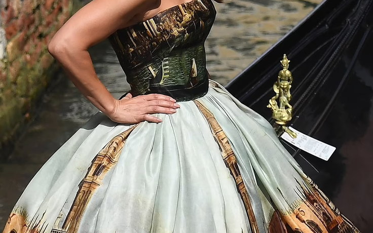 Jennifer Lopez quyến rũ trong bộ váy đẹp như tác phẩm nghệ thuật của Dolce & Gabbana