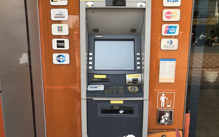 Rút ATM sắm Tết: Bị nuốt thẻ, không nhận được tiền nhưng tài khoản bị trừ