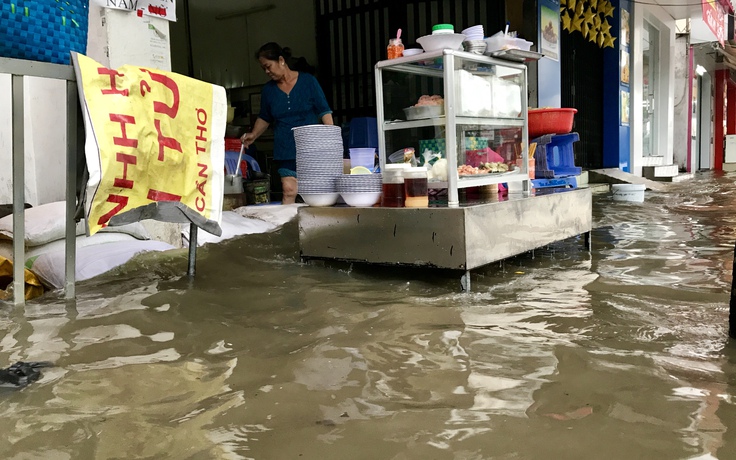 Triều cường dâng bất ngờ, nội ô Cần Thơ ngập lênh láng