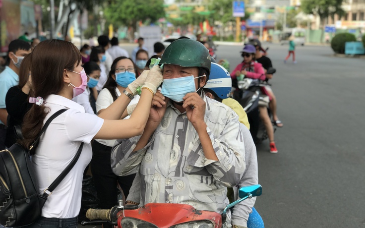 Cần Thơ: Phát miễn phí khẩu trang y tế ngừa virus corona trước Ủy ban thành phố