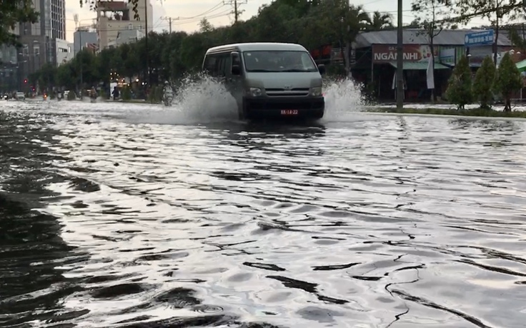 Nội ô Cần Thơ ngập nặng sau cơn mưa lớn đầu mùa