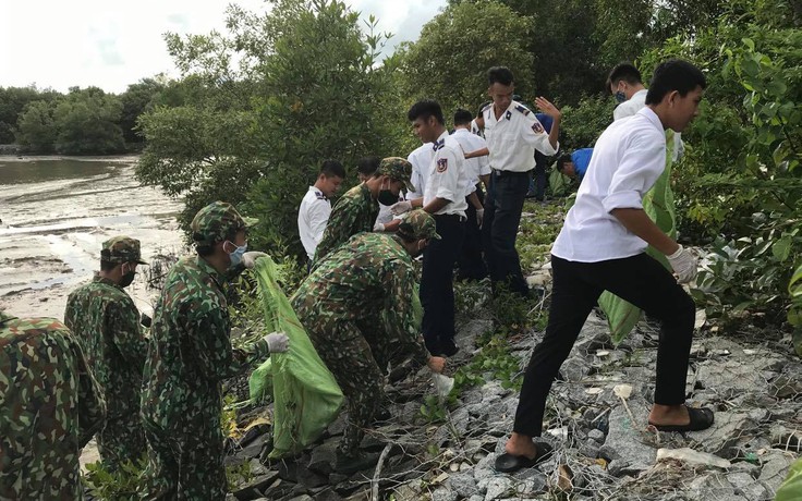 Vùng Cảnh sát biển 4 ra quân dọn dẹp vệ sinh môi trường biển An Minh