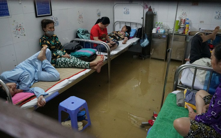 Triều cường cao kỷ lục, đường Cần Thơ 'thành sông', nước tràn cả vào bệnh viện
