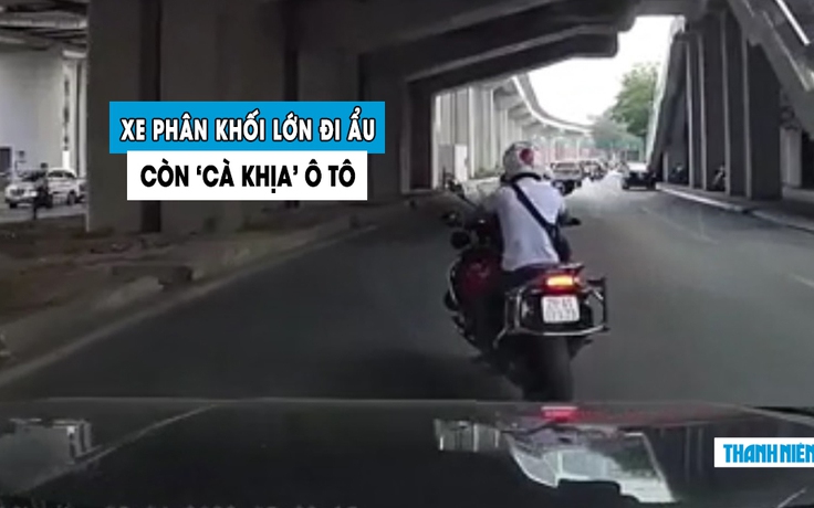 Lái xe phân khối lớn đi sai luật, còn chặn đầu 'cà khịa' tài xế ô tô