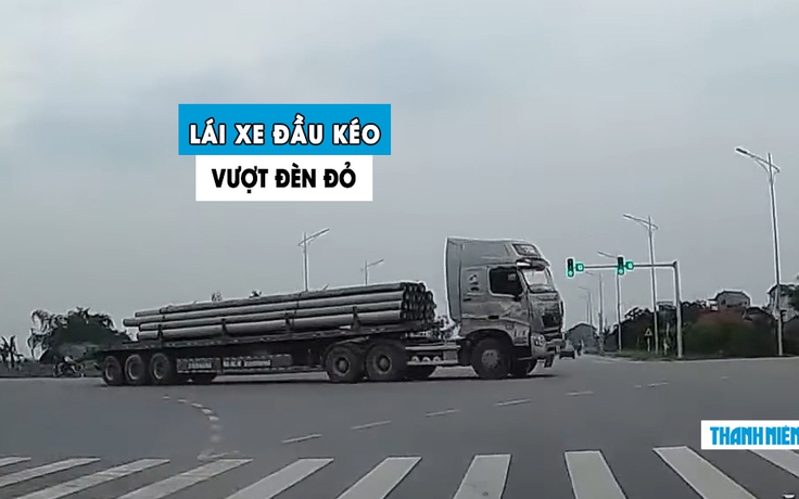 Kinh hoàng xe đầu kéo vượt đèn đỏ, suýt tông ô tô con trên quốc lộ