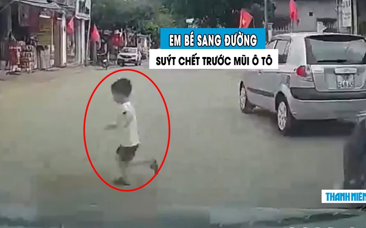 ‘Hú hồn’ em bé băng sang đường cắt mặt ô tô, thoát chết trong gang tấc