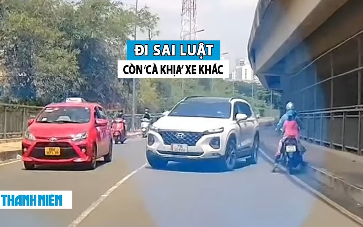 ‘Ngộ nhận’ đi đúng luật, tài xế ô tô ngang nhiên chặn đầu xe máy ngược hướng