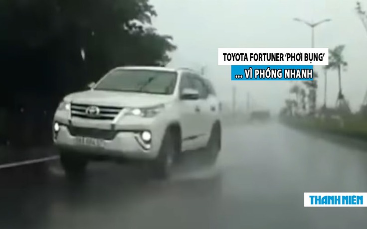 ‘Phóng như bay’ trên đường mưa trơn, Toyota Fortuner mất lái lật ngang trên dải phân cách