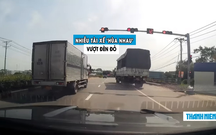 Tài xế ‘hoang mang’ vì hàng loạt xe khác đua nhau vượt đèn đỏ