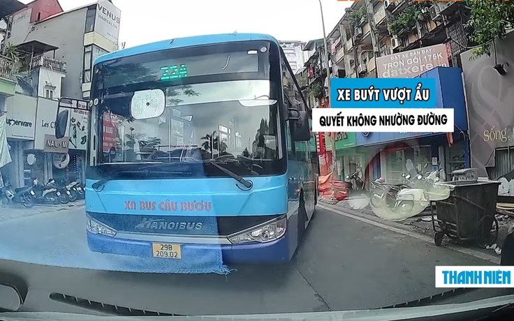 Dân mạng ‘ủng hộ’ tài xế ô tô quyết không nhường đường cho xe buýt vượt ẩu