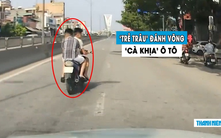 ‘Trẻ trâu’ đầu trần, lái xe máy lạng lách ‘cà khịa’ ô tô trên phố