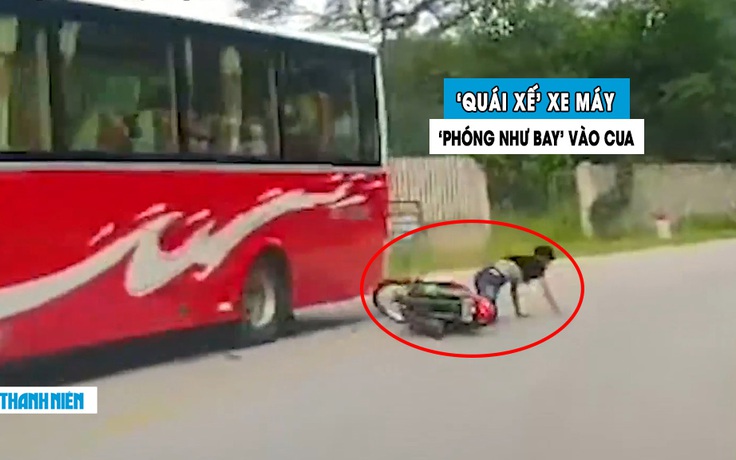 ‘Quái xế’ xe máy phóng như bay ôm cua, suýt tông trực diện xe khách