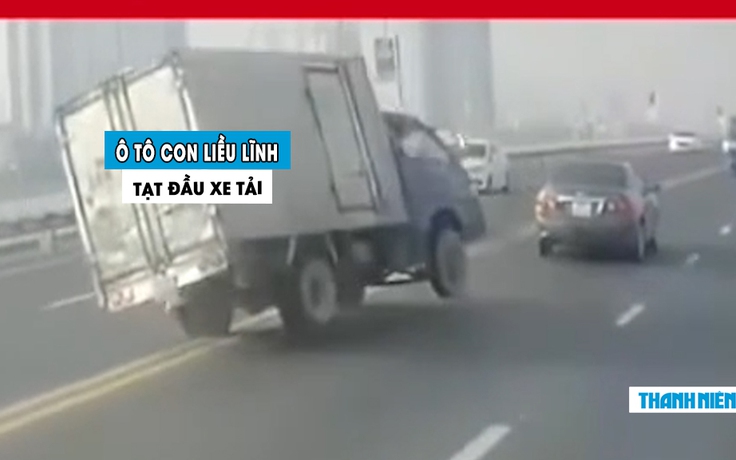 Phẫn nộ ô tô con cố tình tạt đầu khiến xe tải ‘lật ngửa bụng’ giữa cầu