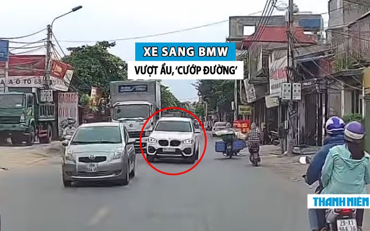 Phẫn nộ xe sang BMW vượt ẩu ‘cướp làn’, suýt đâm xe máy ngược hướng