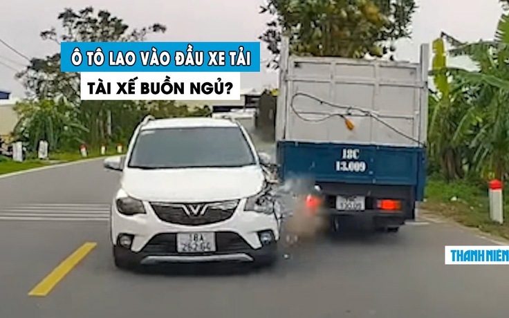 Kinh hoàng ô tô con lao ‘như thiêu thân’ vào đầu xe tải: Tài xế buồn ngủ?