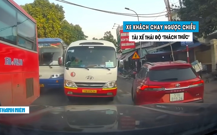 Phẫn nộ xe khách 29 chỗ cướp làn, ‘thi gan’ với xe đi đúng luật