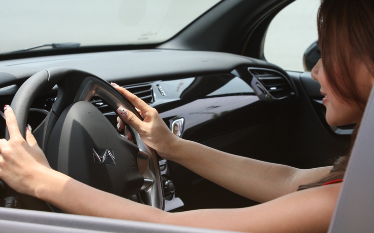 Lại ô tô điên, phụ nữ nên ‘tự lượng sức mình’ khi lái xe