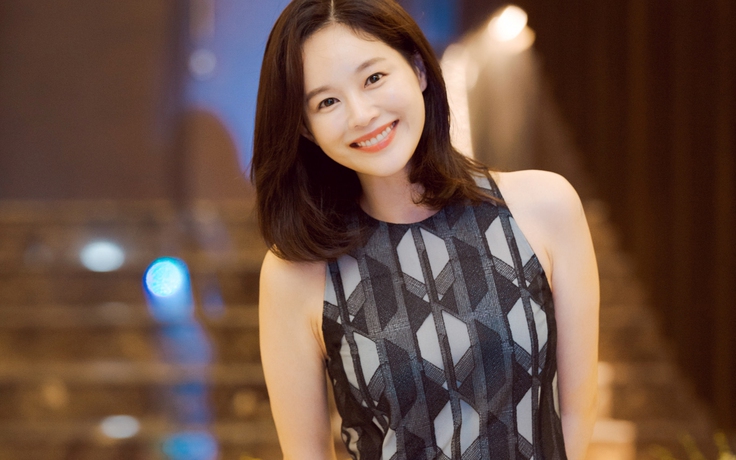 Lee Young Ah giản dị bất ngờ trong tiệc tối cùng dàn sao Việt