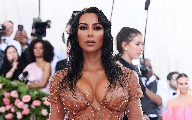 Kim ‘siêu vòng ba’ diện váy nude nóng bỏng trên thảm đỏ Met Gala