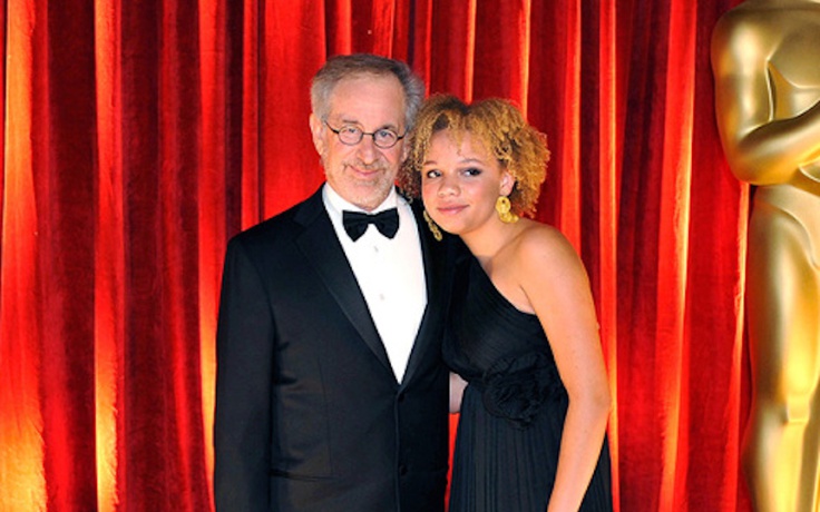 Con gái nuôi Mikaela Spielberg của đạo diễn lừng danh Steven Spielberg làm phim khiêu dâm