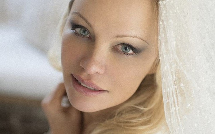 Vừa cưới lần 6, ‘bom sex’ Pamela Anderson bị tố cướp bồ người khác