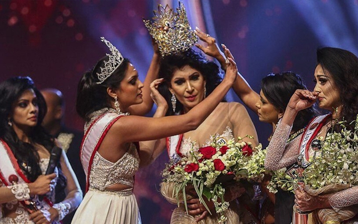 Hoa hậu Quý bà Sri Lanka bị giật vương miện ngay trên sân khấu đăng quang