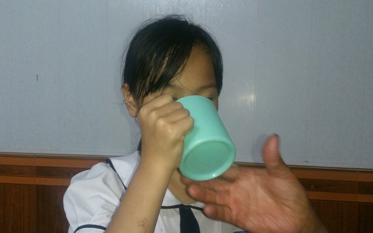 Học sinh phải súc miệng nước vắt giẻ lau, Bộ trưởng GD-ĐT yêu cầu chấn chỉnh