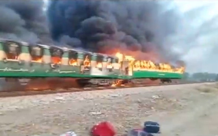 Xe lửa bốc cháy ở Pakistan, 65 người chết