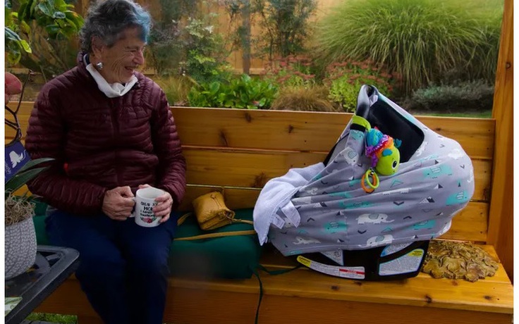 Cụ bà 90 tuổi đi bộ 10 km giữa bão tuyết để tiêm vắc xin Covid-19