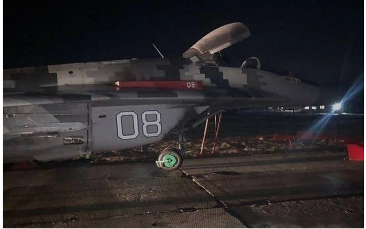 Chiến đấu cơ MiG-29 của Ukraine bị xe hơi tông, bốc cháy