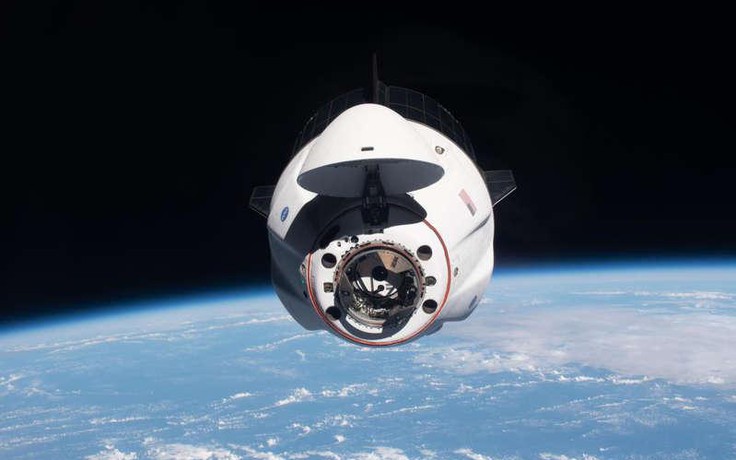 Ống nước tiểu trên tàu SpaceX bị rỉ trong chuyến du lịch không gian đầu tiên