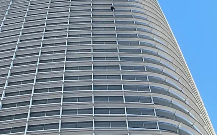 'Người nhện' tay không leo lên tòa tháp cao 326m để phản đối phá thai