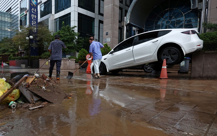 Mưa lũ chết người, quận nhà giàu Kangnam bị nặng nhất