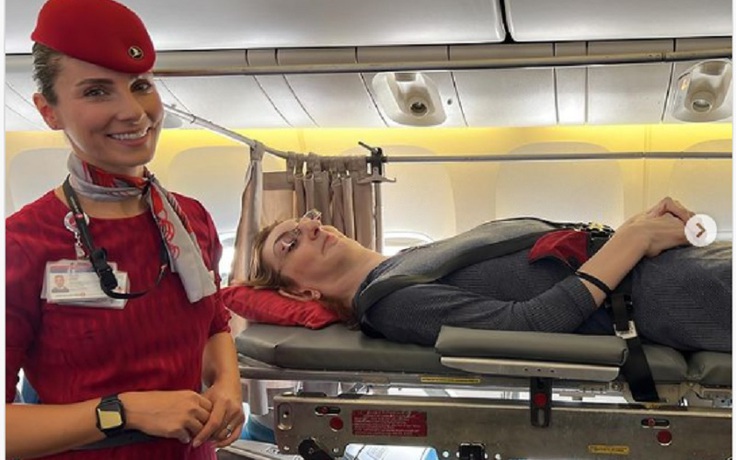 Nhờ đâu người phụ nữ cao nhất thế giới lần đầu được đi máy bay?