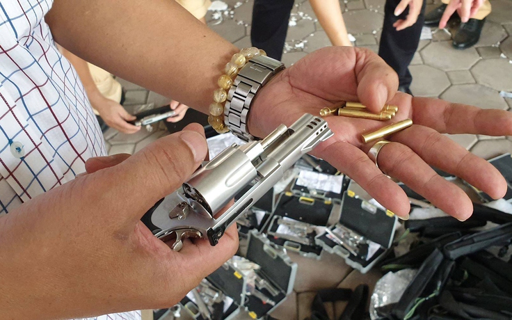 Hà Nội: Phát hiện người phụ nữ vận chuyển 19 khẩu súng ngắn tự chế